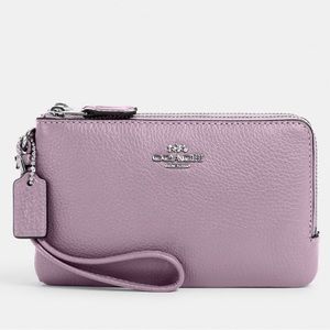 Coach Double Corner Zip Wristlet
SV/Soft Lilac